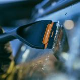 Fiskars X-series 1078492 teleszkópos, forgatható lapát kefével és kaparóval