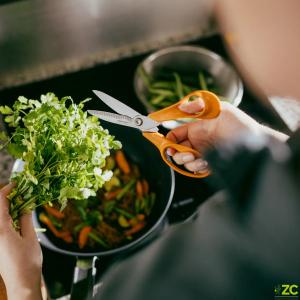 Fiskars konyhai olló, 18 cm 1075051